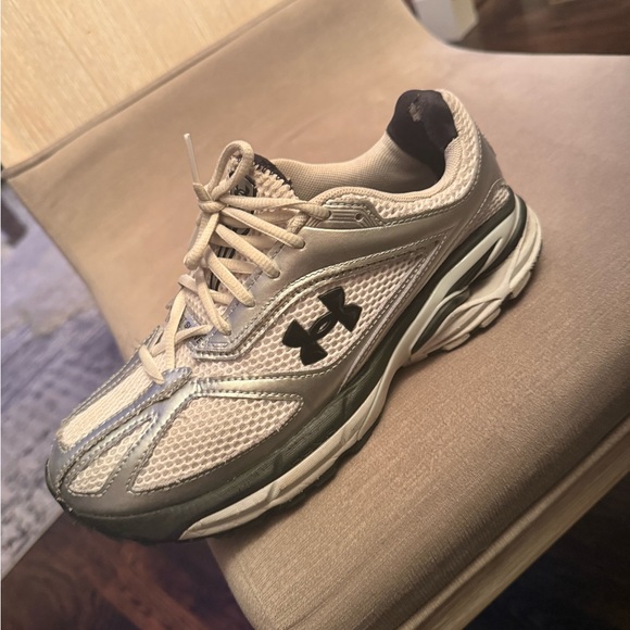 Under Armour Men's white and silver Athletic Shoes - Picture 1 of 3